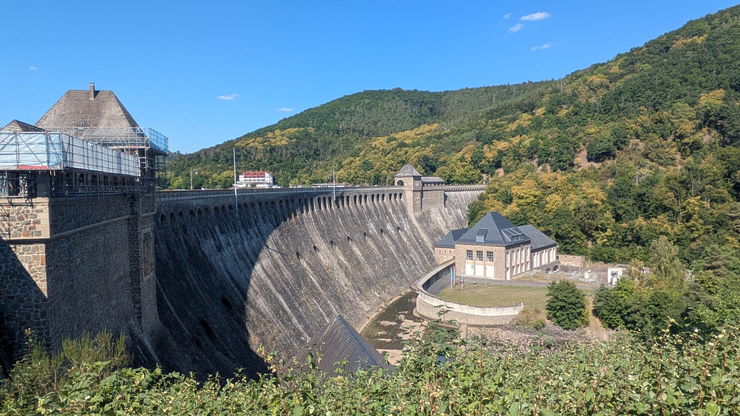 An der Edertalsperre entlang
